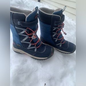 Girls size 12 Keen winter boots.